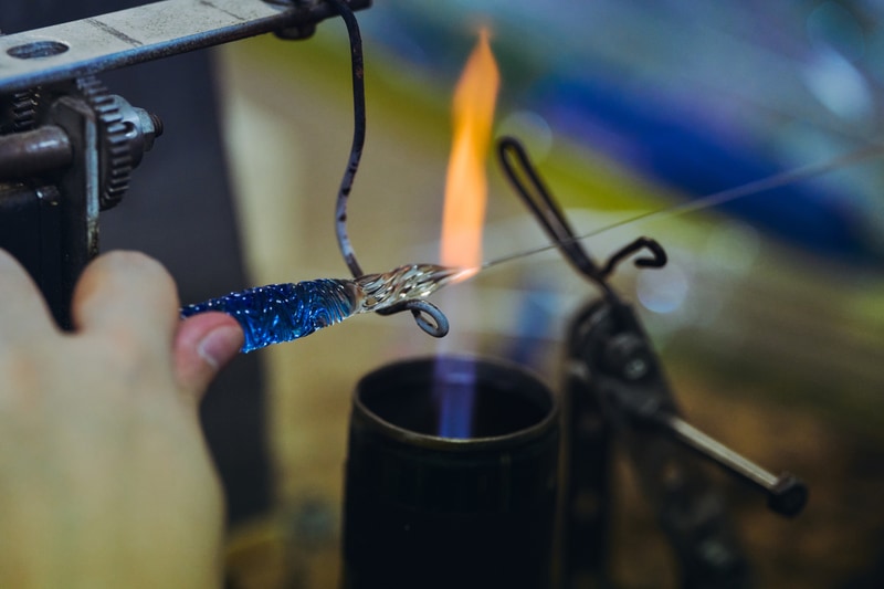職人が硬質ガラスを加工してガラスペンのペン先を制作する様子